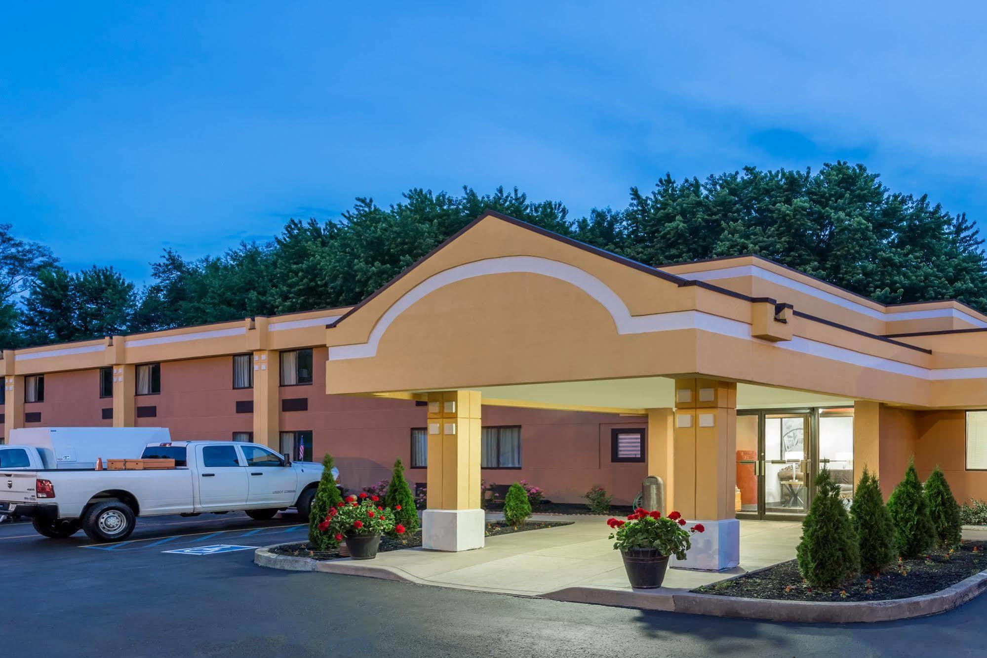 Super 8 By Wyndham Logansport Motel Exterior foto